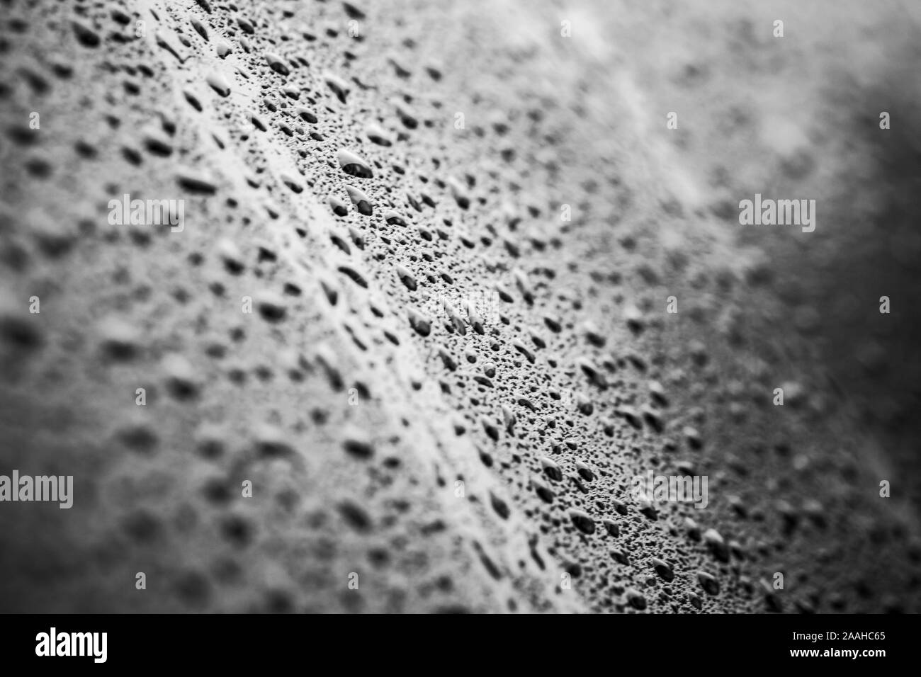 Wet Black Metal Oberfläche mit Tröpfchen, Foto Hintergrund mit selektiver Weichzeichner Stockfoto