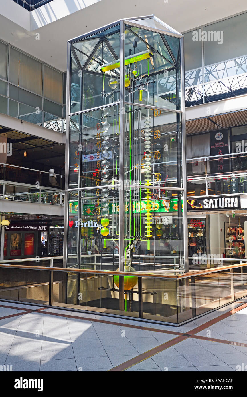Wasseruhr "Uhr der fließenden Zeit" im Europa-center, Berlin, Deutschland Stockfoto
