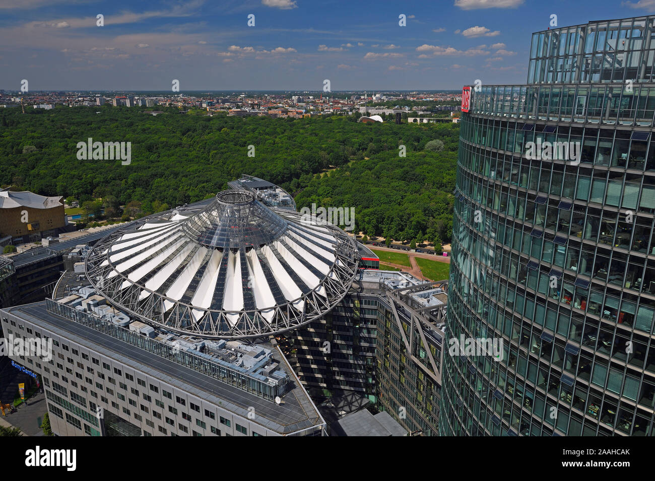 Dach des Sony Centers und Bahn Tower am Potsdamer Platz, Berlin, Tiergarten, Deutschland Stockfoto