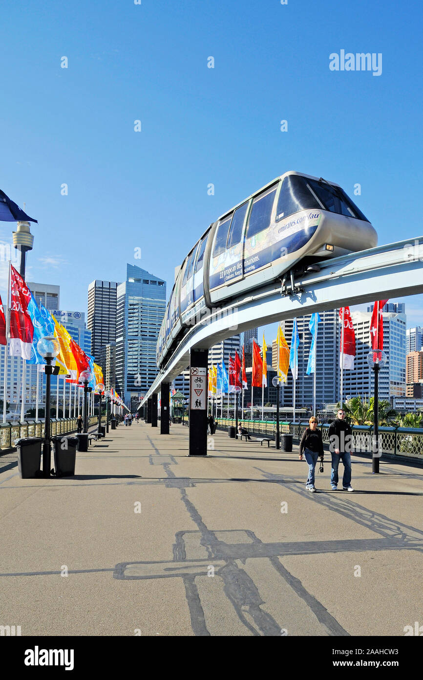 Die Monorail Bahn auf der Pyrmont Bridge in Darling Harbour, Sydney Stockfoto