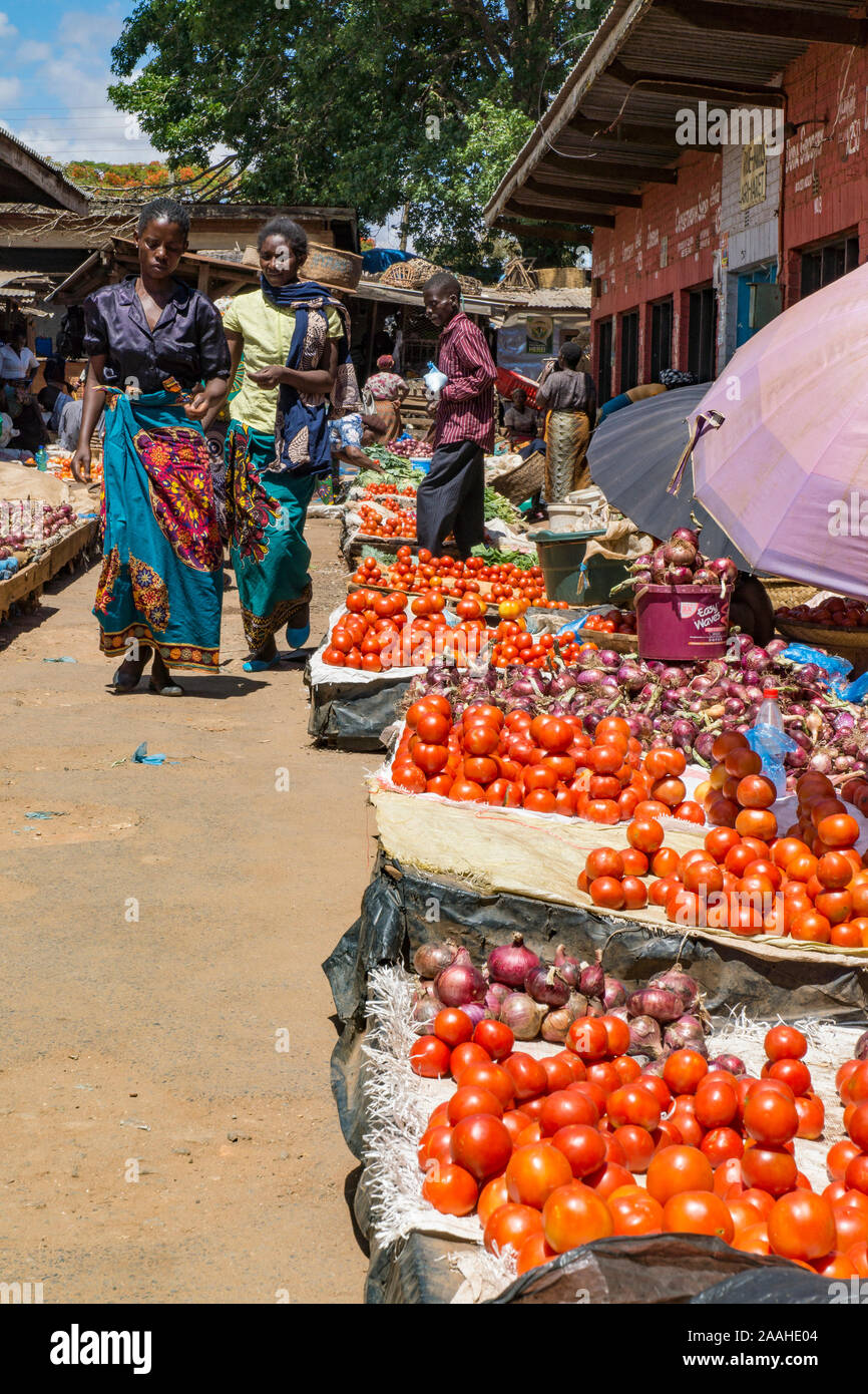 Gemüsemarkt in Mzuzu, Malawi mit Tomaten und Zwiebeln für den Verkauf. Stockfoto