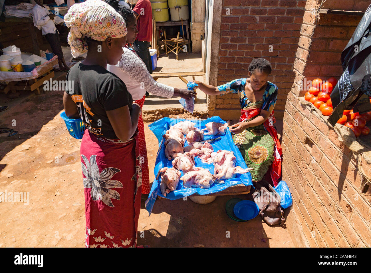 Geflügel (Huhn) Fleisch zum Verkauf in Mzuzu Markt, Malawi Stockfoto