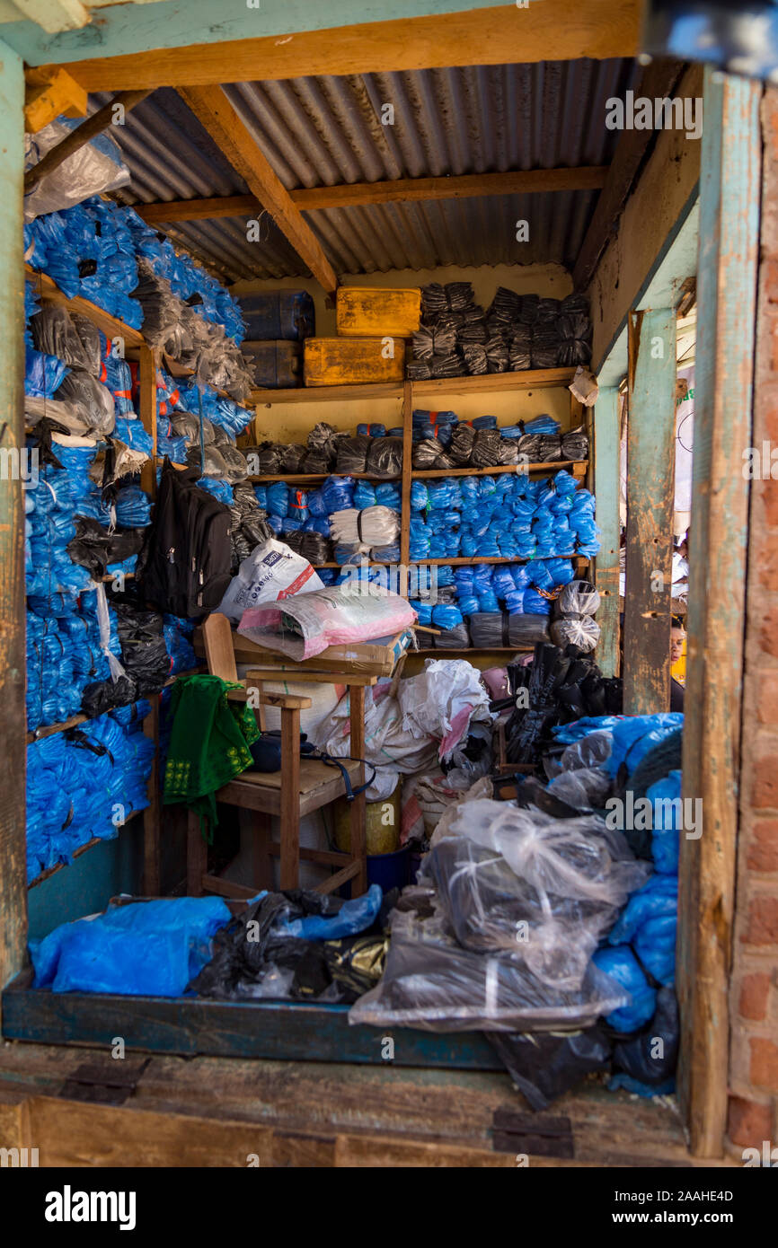 Shop in Mzuzu Markt, Malawi, Verkauf von blauen und schwarzen Plastiktüten Stockfoto