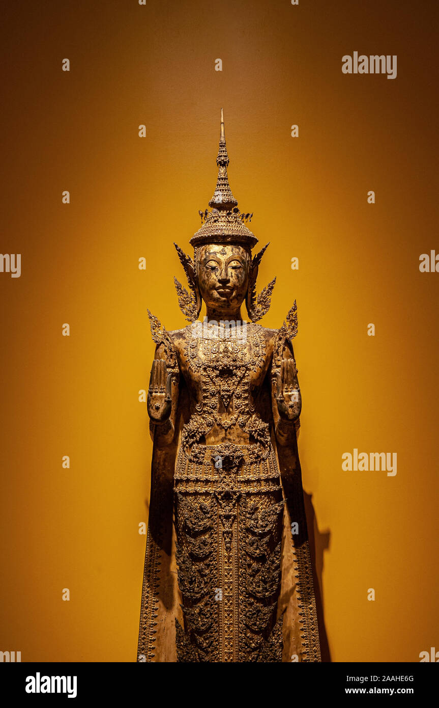 Okt 24, 2019 Bangkok, Thailand - Bangkok Nationalmuseum Thai antiken Siam Royal Buddha Skulptur mit goldgelben Hintergrund Stockfoto