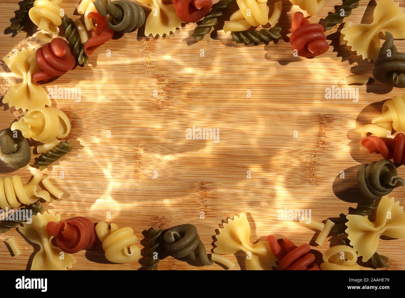 Trottole, Fusilli und Farfalle Trockenteigwaren Hintergrund Rand Stockfoto