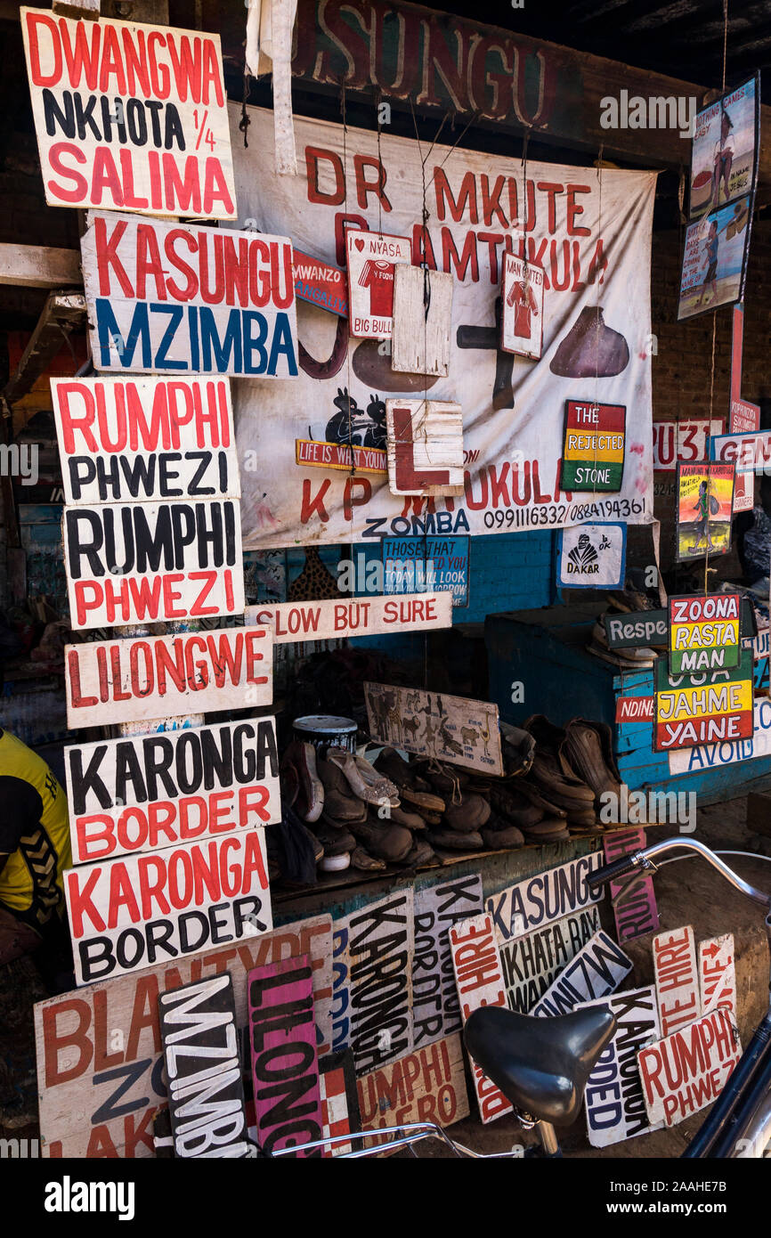 In Mzuzu Marktstand, Malawi, Verkauf von Verkehrszeichen Stockfoto
