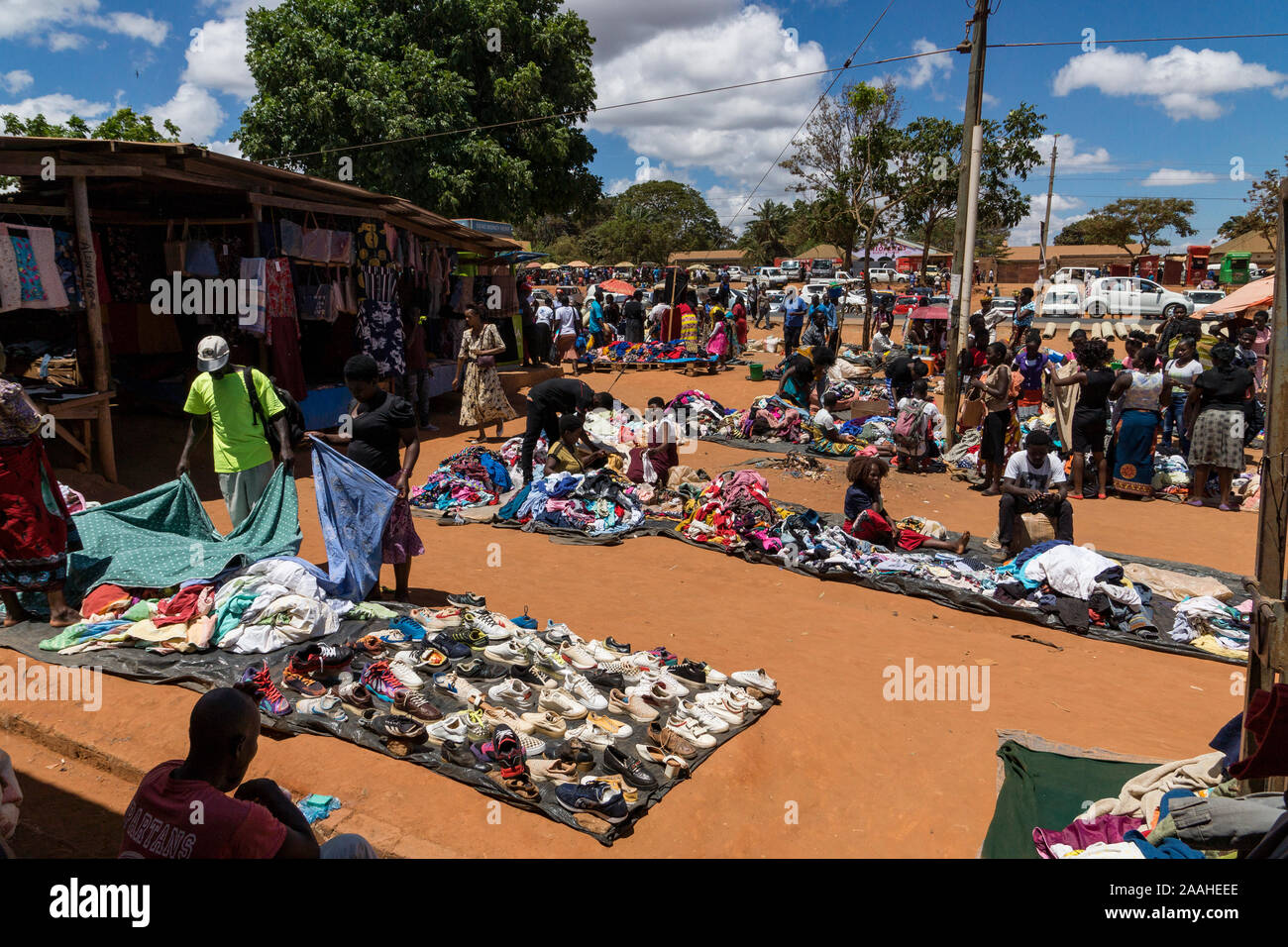 Kleidung für den Verkauf auf dem Boden in Mzuzu Markt, Malawi Stockfoto