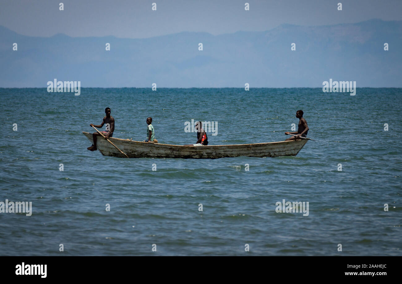 Fischer auf Lake Malawi mit einem traditionellen Boot Reisen mit Mosambik Berge im Hintergrund Stockfoto