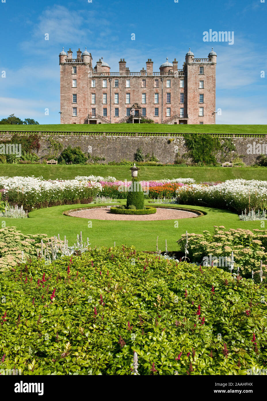 Drumlanrig Castle und formalen Gärten. Das Schloss ist auch lokal als das Pink Palace bekannt. Dumfries und Galloway, Schottland Stockfoto