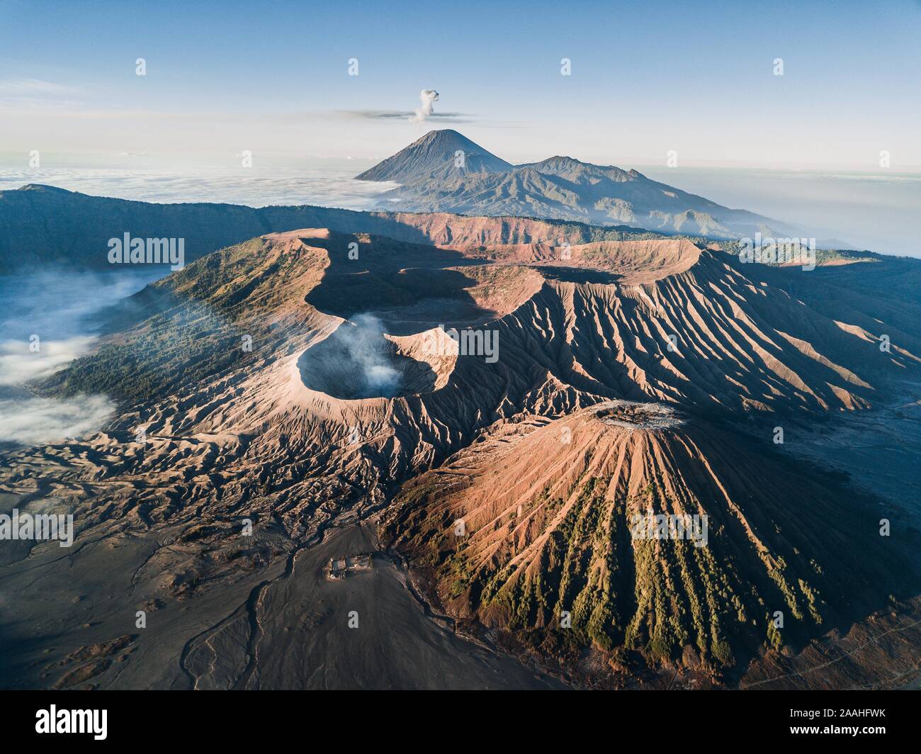 Luftaufnahme, vulkanische Landschaft mit mehreren Vulkankratern und Aschewolke, Mount Bromo, Java, Indonesien Stockfoto