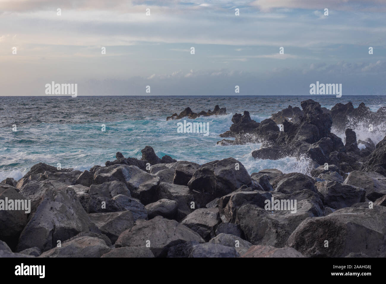 Lava Steine am Strand von Piscinas Naturais Biscoitos. Atlantik. Terceira Azoren, Portugal. Stockfoto