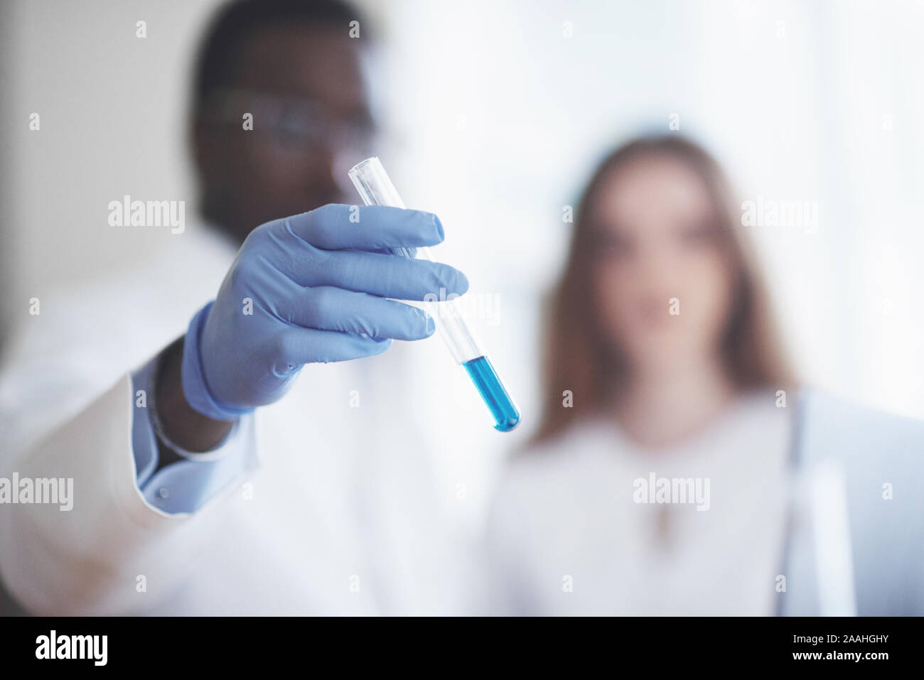 Experimente im chemischen Labor. Das Experiment wurde in einem Labor in transparenten Flaschen durchgeführt Stockfoto