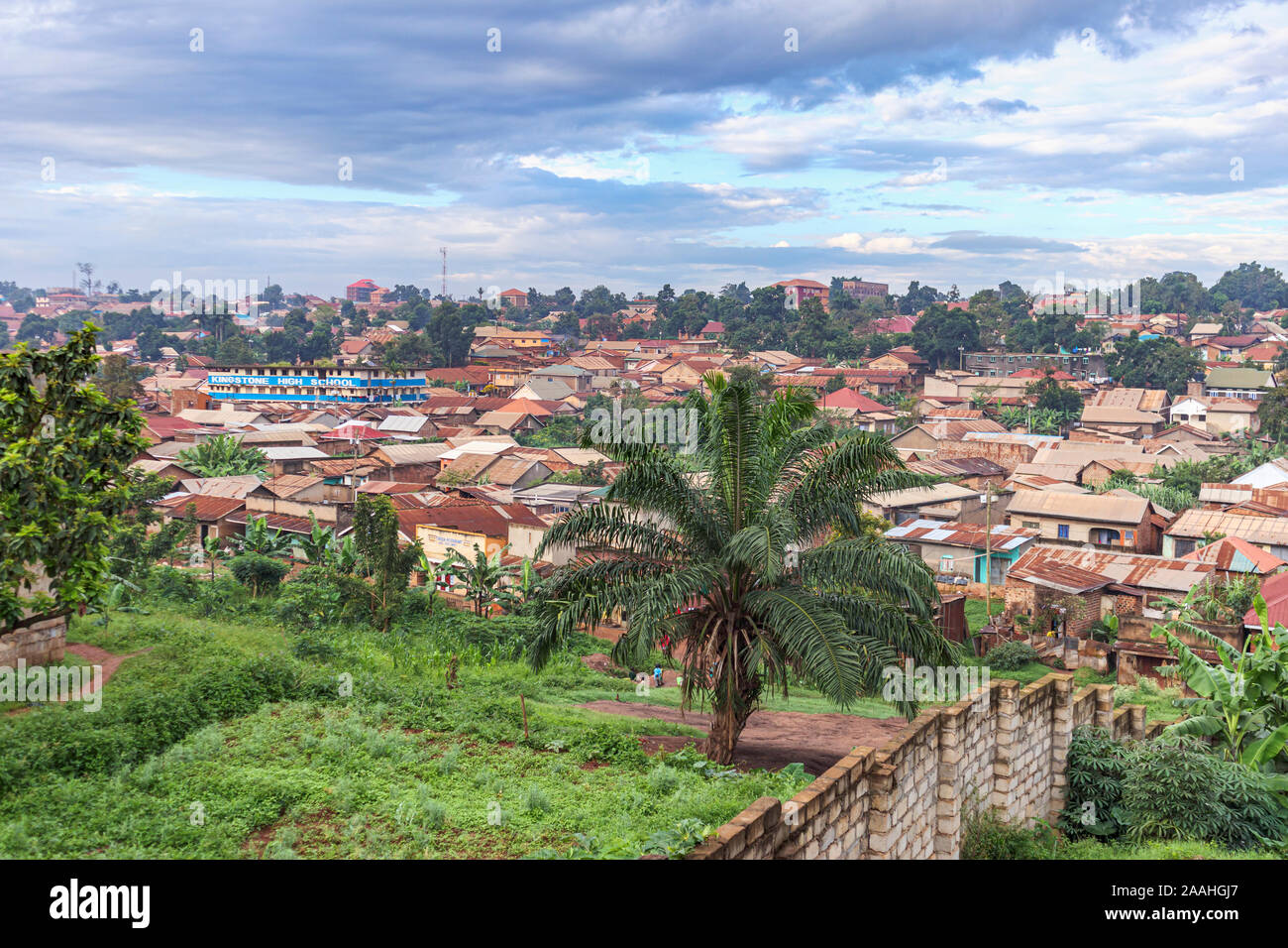 Voll der Dritten Welt flaches Elendsviertel Gemeinschaft Gebäude am Stadtrand von Kampala, Uganda mit Wellblechdach Hütten und Häuser Stockfoto