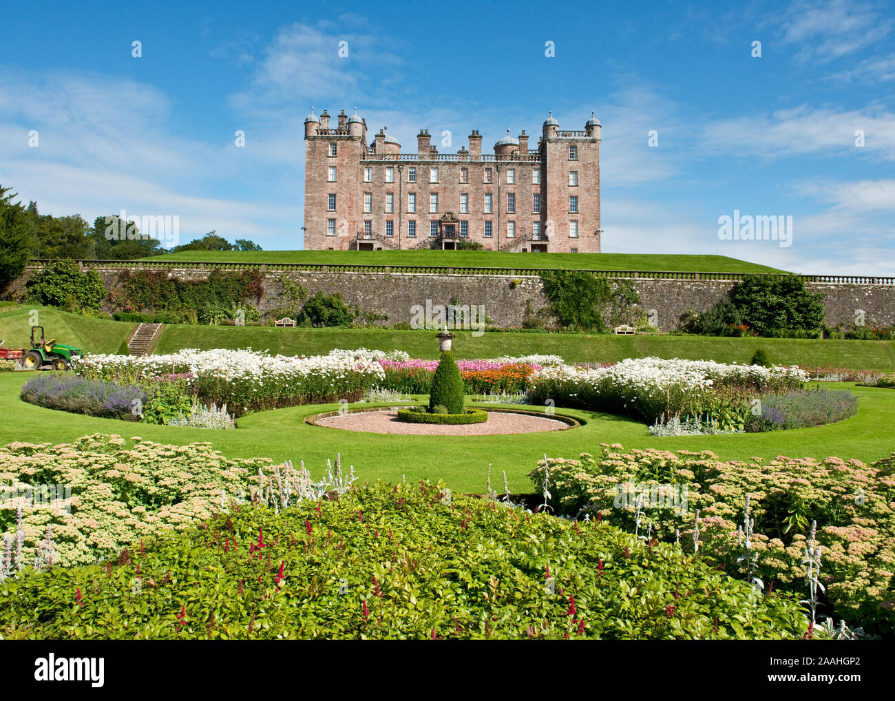 Drumlanrig Castle und formalen Gärten. Das Schloss ist auch lokal als das Pink Palace bekannt. Dumfries und Galloway, Schottland Stockfoto