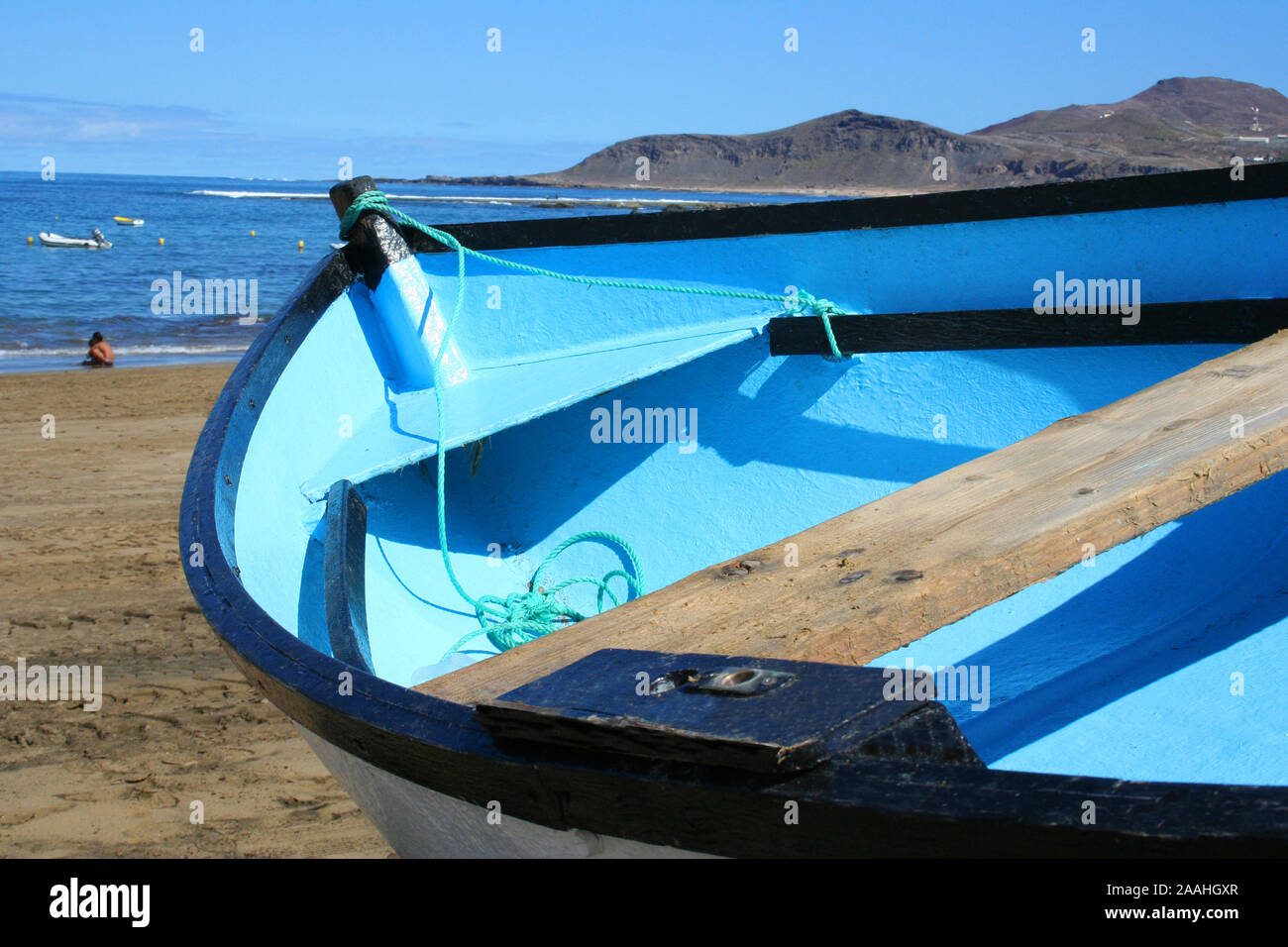 Blaues Fischerboot am Strand Stockfoto