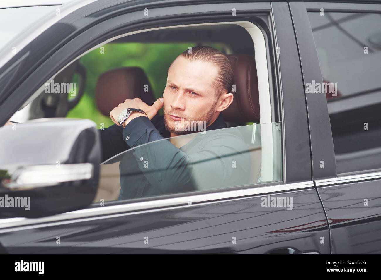 Ein schöner junger Mann bereitet sich in vollem Umfang zu erfüllen. Stockfoto