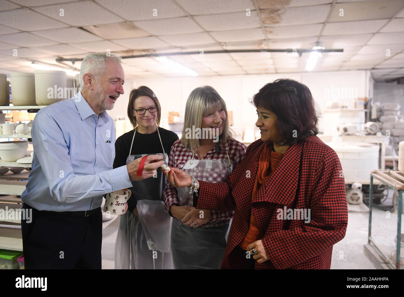 Labour-führer Jeremy Corbyn gibt ein Geschenk an seine Frau Laura Alvarez (ganz rechts) beim Besuch einer Töpferei Hersteller in Stoke-on-Trent, während auf der allgemeinen Wahlkampagne Trail. Stockfoto