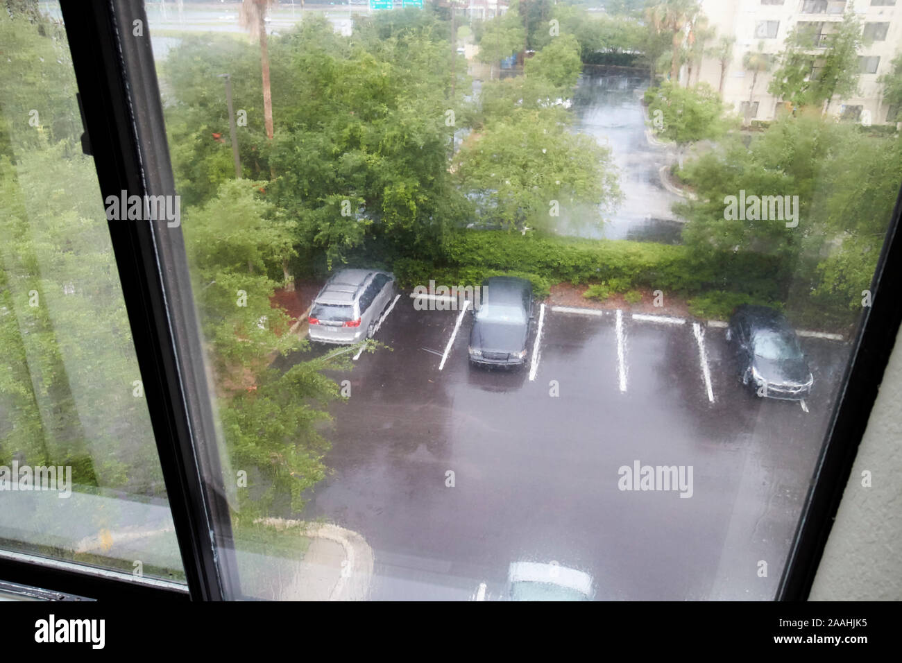 Blick aus einem oberen Stockwerk Zimmer im schweren Regen Gewitter auf Überschwemmungen Parkplatz in Jacksonville florida usa Stockfoto