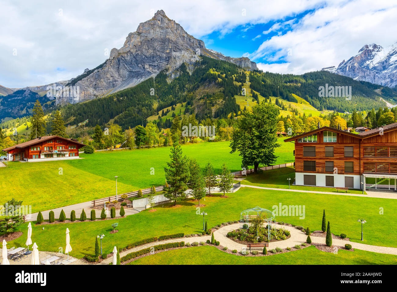 Chalet in Kandersteg Dorf, Kanton Bern, Schweiz, Europa, Herbst Bäume und Berge Panorama Stockfoto