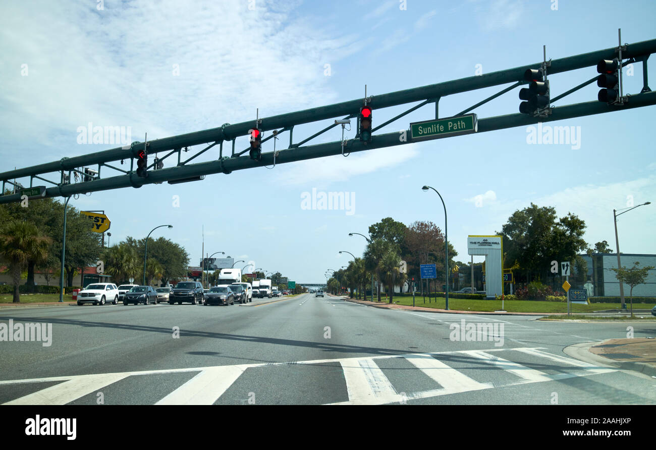 Overhead Pipeline mit Ampel auf der Orange Blossom Trail Orlando in der Nähe der Florida Mall florida usa Stockfoto
