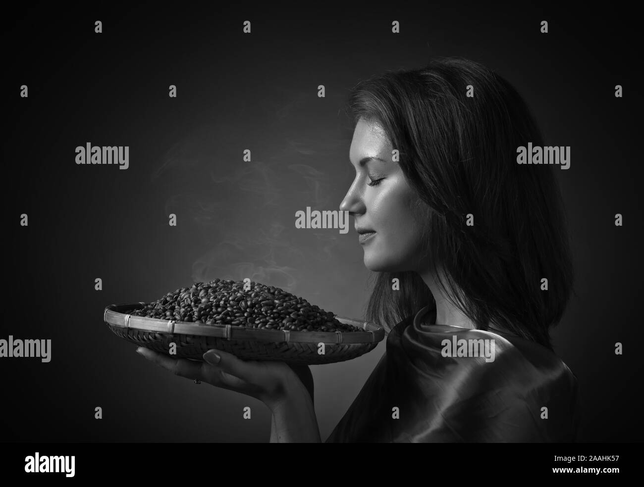 Junge schöne Frau mit gerösteten Kaffeebohnen, Schwarze und Weiße, kopieren. Stockfoto
