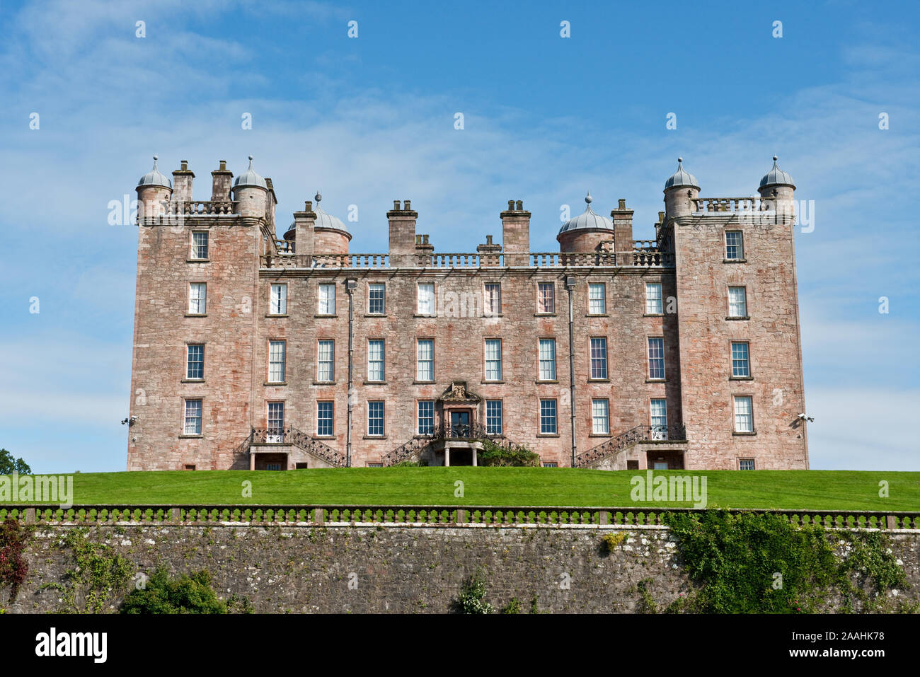 Rückseite des Drumlanrig Castle. Auch lokal als das Pink Palace bekannt. Dumfries und Galloway, Schottland Stockfoto
