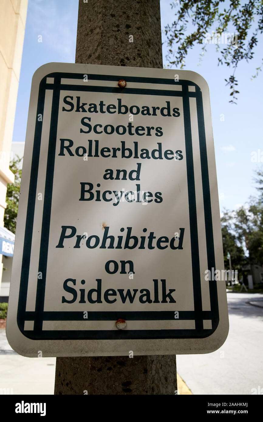 Zeichen für skateboards Inline-skates Motorroller und Fahrräder, die auf dem Bürgersteig Feier florida usa verboten Stockfoto