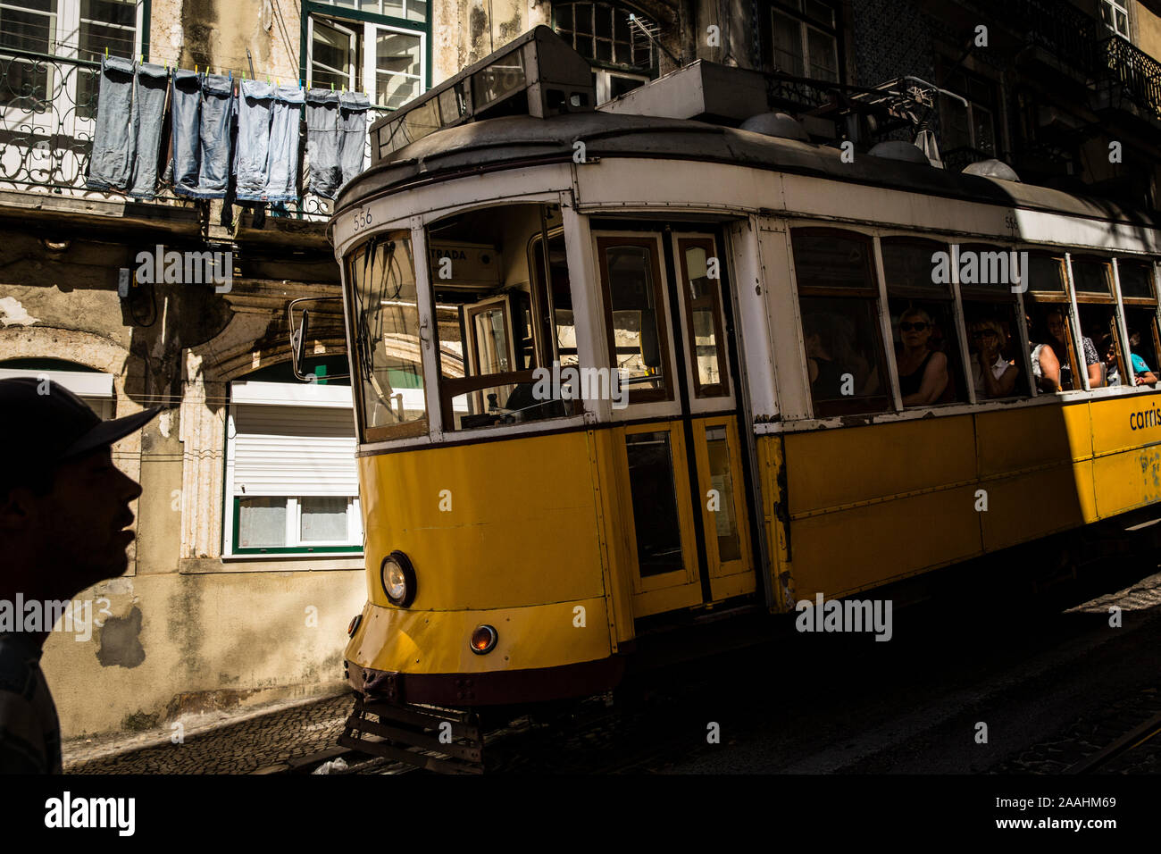 Man vorbei an einer Straßenbahn in Lissabon. Portugal Stockfoto