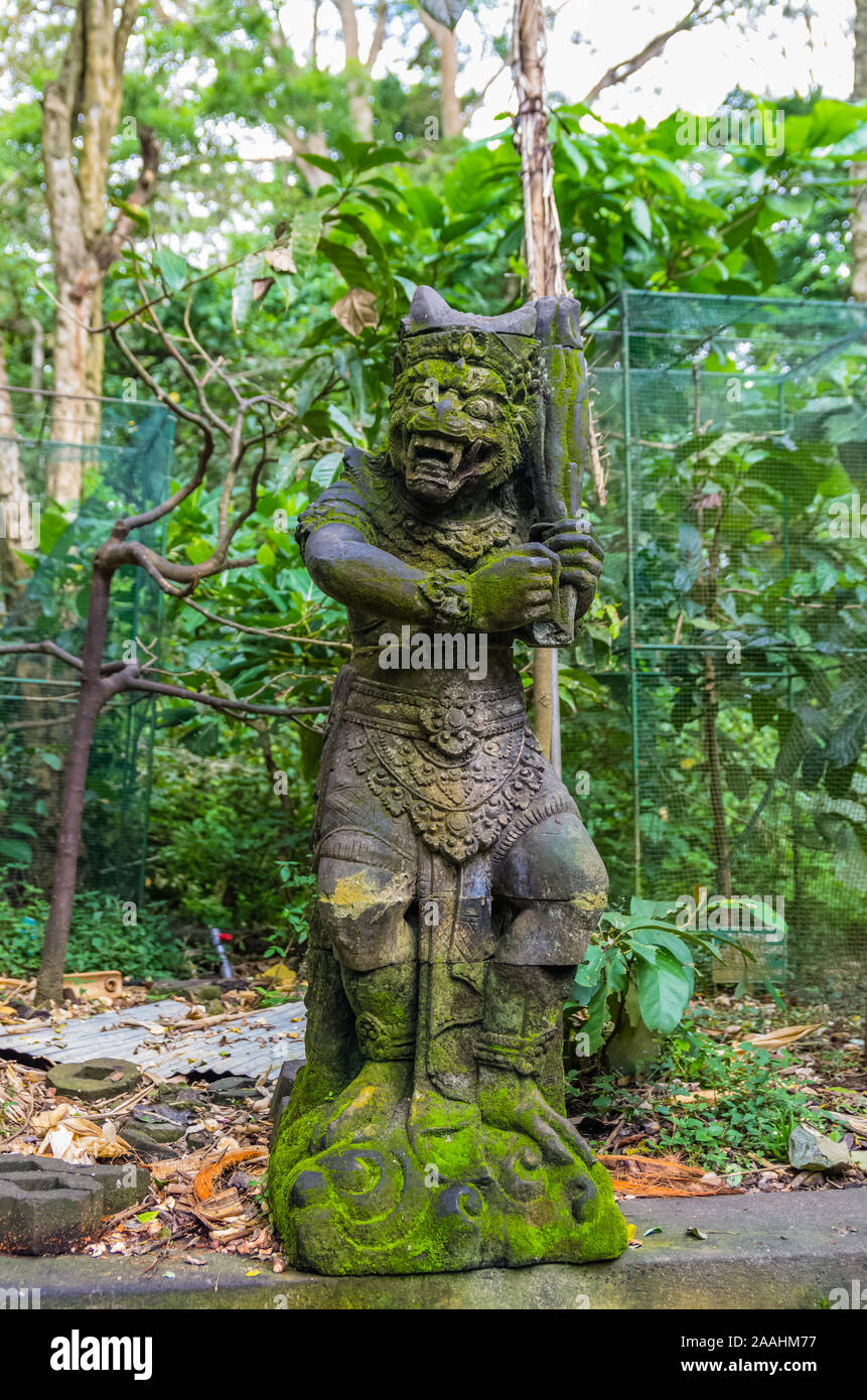 Alte Statue in der hinduistischen Tempel in der Heiligen Affenwald, Ubud, Bali, Indonesien Stockfoto