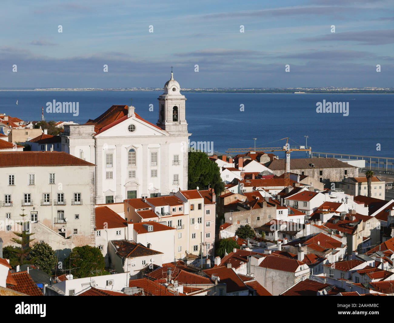 Luftaufnahme von St. Stephens Kirche oder Igreja de Santo Estêvão am Ufer des Flusses Tejo in Lissabon, Portugal auf einen schönen Dezember Tag Stockfoto