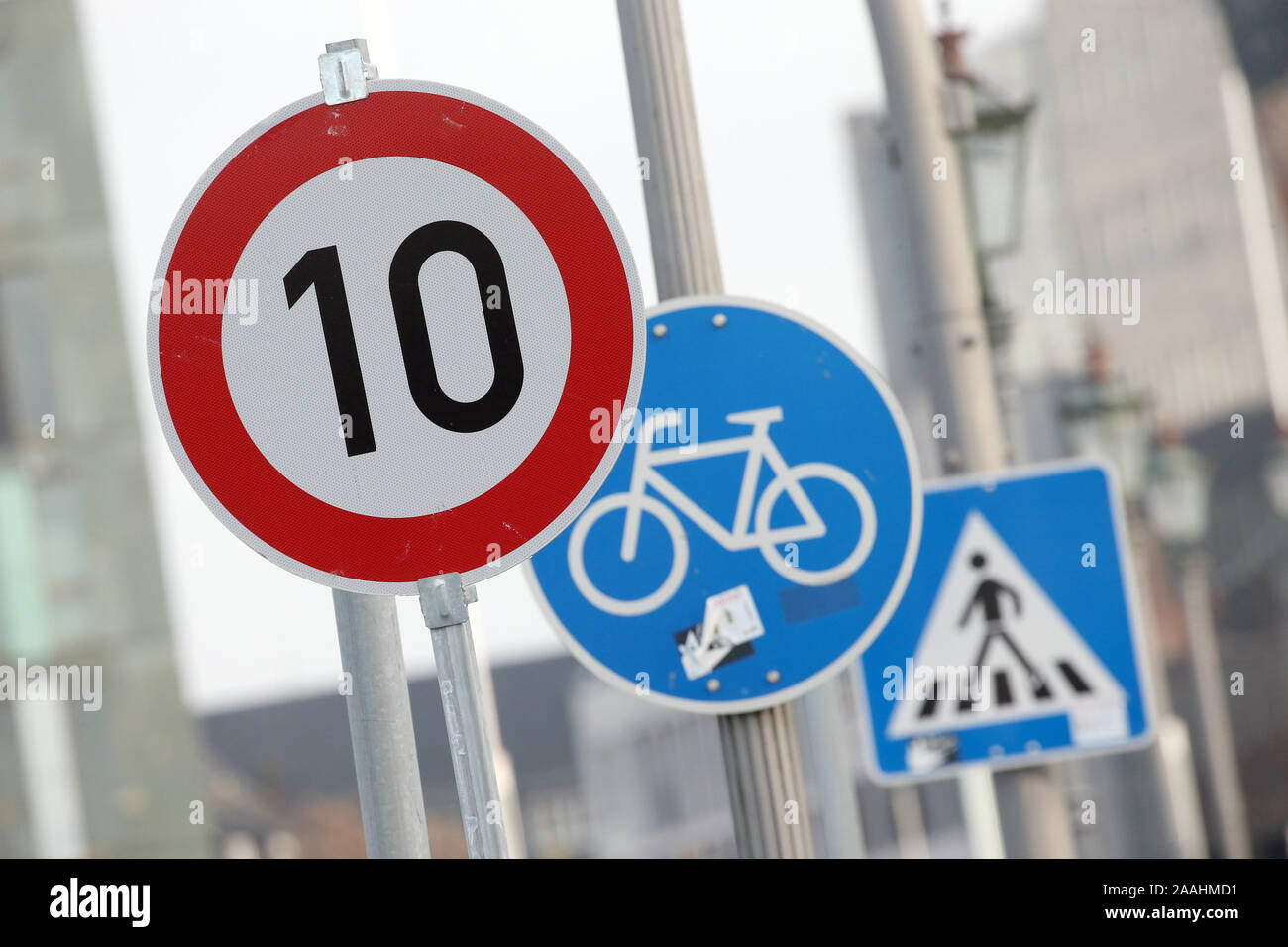 22 November 2019, Berlin: An der Konrad-Adenauer-Straße im Bezirk Mitte gibt es ein Verkehrsschild, das schreibt eine maximale Geschwindigkeit von 10 km/h. Die Ampel ist in der Mitte der Straße. Die Anordnung einer 'speed 10 Zone" in Berliner Straßen ist nicht gestattet. Dies wurde durch die Berlin-brandenburgische Oberverwaltungsgericht entschieden. Da es keine "Tempo-10-Zone Verkehrsschild in der Straßenverkehrsordnung und in den amtlichen Verkehrszeichen Katalog ist, kann eine Anordnung eines verkehrsberuhigten Bereich in dieser Form sein, die Begründung sei. Foto: Wolfgang Kumm Stockfoto