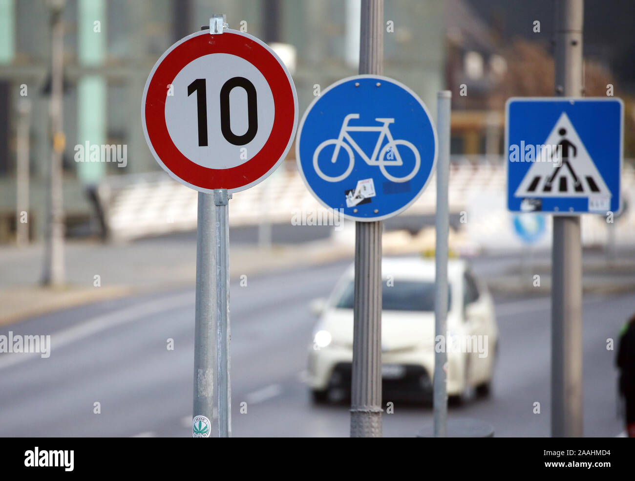 22 November 2019, Berlin: Eine Vorbeifahren ein Verkehrsschild auf der Konrad-Adenauer-Straße im Bezirk Mitte, die schreibt eine maximale Geschwindigkeit von 10 km/h. Das Zeichen sagt, dass das Auto mit einer maximalen Geschwindigkeit von 10 km/h gefahren werden. Das Auto hat mitten auf der Straße geparkt werden. Die Anordnung einer 'speed 10 Zone" in Berliner Straßen ist nicht gestattet. Dies wurde durch die Berlin-brandenburgische Oberverwaltungsgericht entschieden. Da es keine "Tempo-10-Zone Verkehrsschild in der Straßenverkehrsordnung und in den amtlichen Verkehrszeichen Katalog ist, kann eine Anordnung von einem Verkehr - cal. Stockfoto