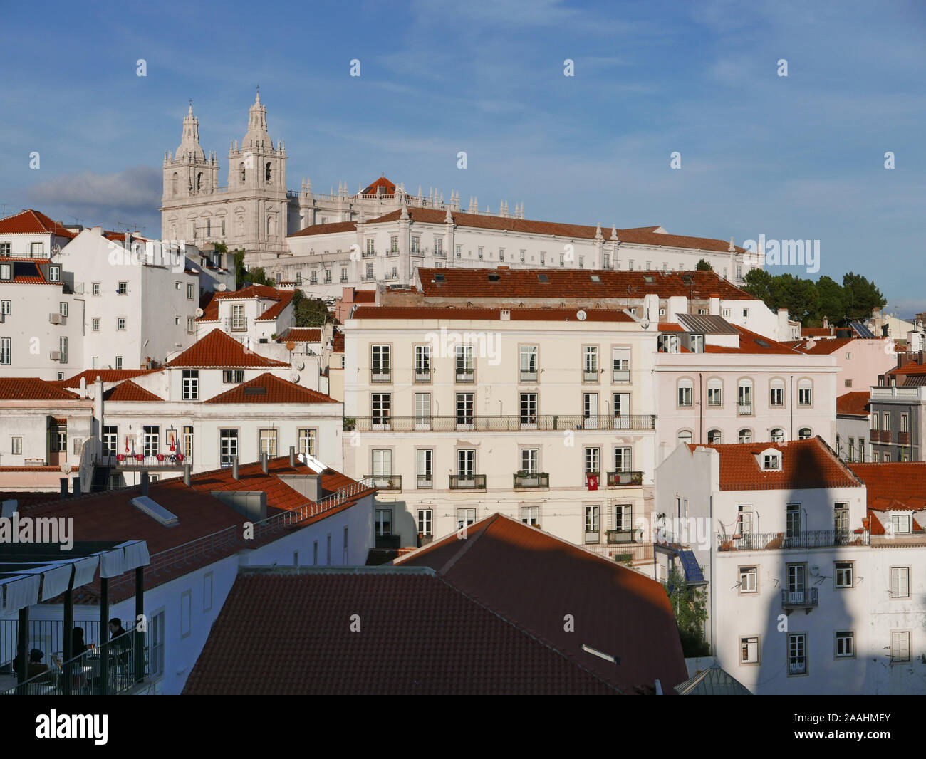 Die C 17 Kirche St. Vincent außerhalb der Mauern in der Skyline über den Dächern in Lissabon Portugal gesehen Stockfoto