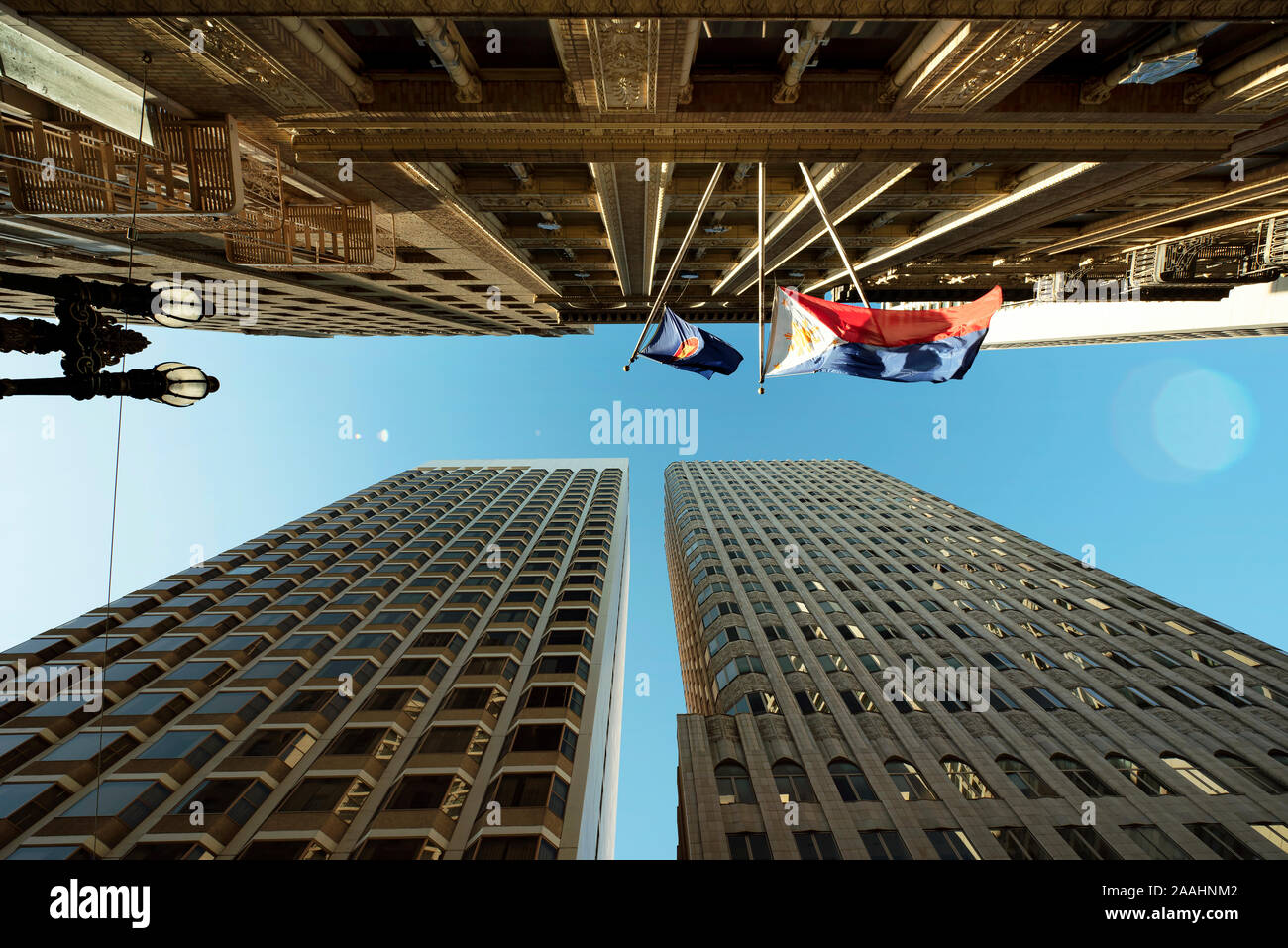 Schaut zum Art déco-Gebäude; 450 Sutter Street (rechts), Marriott auf der linken Seite. Philippine Center mit Fahnen. Die Sutter St, Downtown San Francisco Stockfoto
