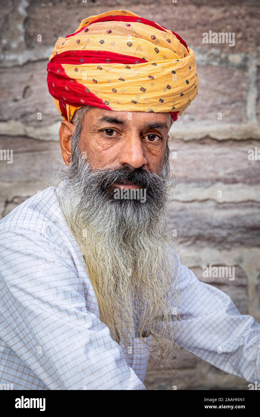 Porträt eines älteren Mannes mit Turban und langem Bart, Jodhpur, Rajasthan, Indien Stockfoto