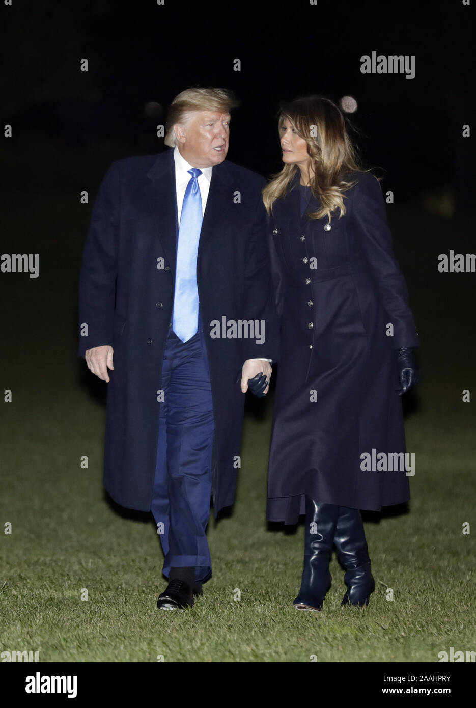 Washington, District of Columbia, USA. Nov, 2019 21. Präsidenten der Vereinigten Staaten Donald J. Trumpf Spaziergänge mit First Lady Melania Trump auf dem Südrasen des Weißen Hauses bei ihrer Rückkehr nach Washington, DC von Dover, Delaware, wo Sie die würdige Übertragung der Überreste von zwei US-Soldaten in Afghanistan getötet wurde am 21. November 2019 erlebt. Credit: Yuri Gripas/Pool über CNP Credit: Yuri Gripas/CNP/ZUMA Draht/Alamy leben Nachrichten Stockfoto