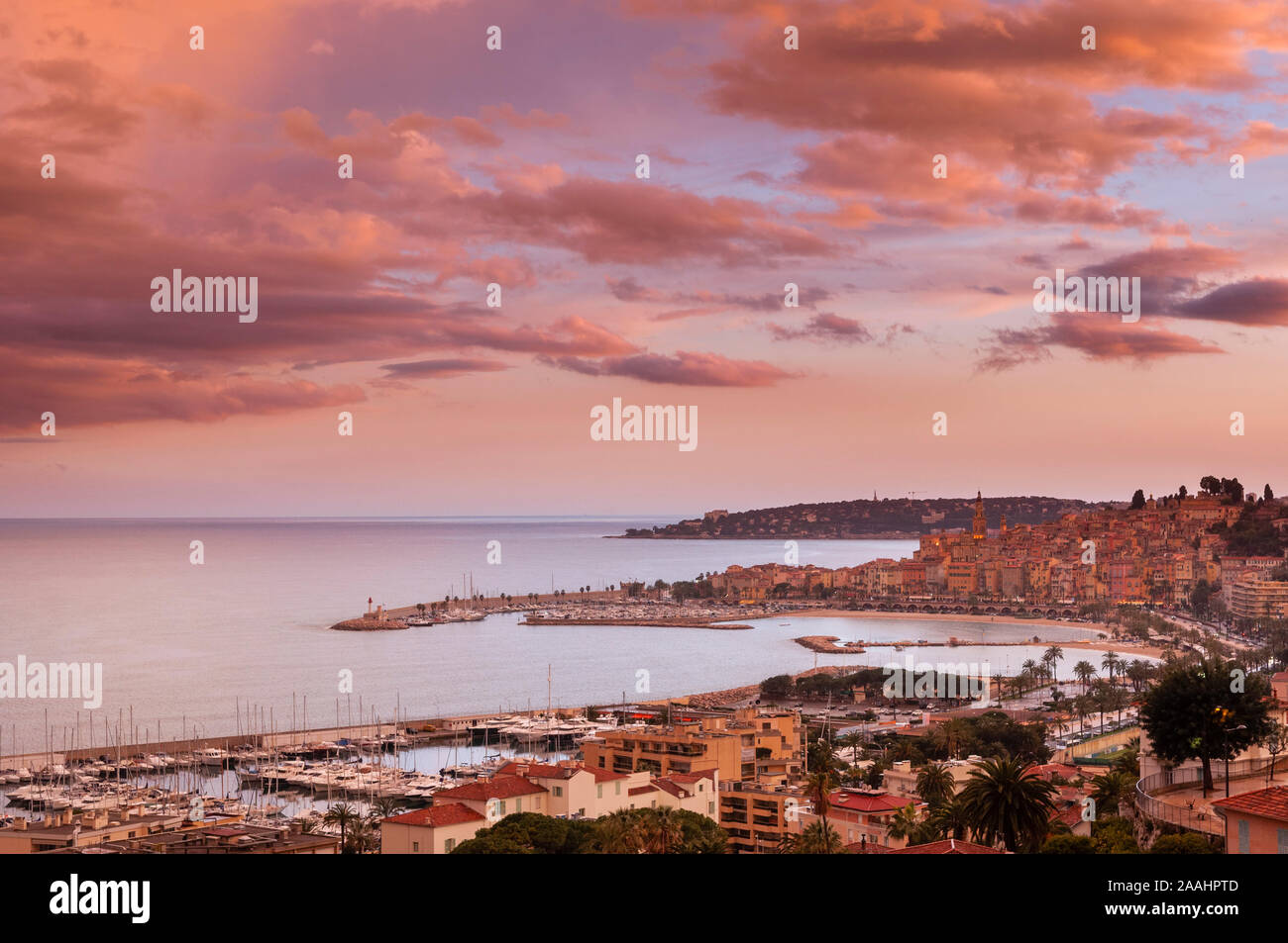Sonnenaufgang in der Küstenstadt Menton, Frankreich Stockfoto