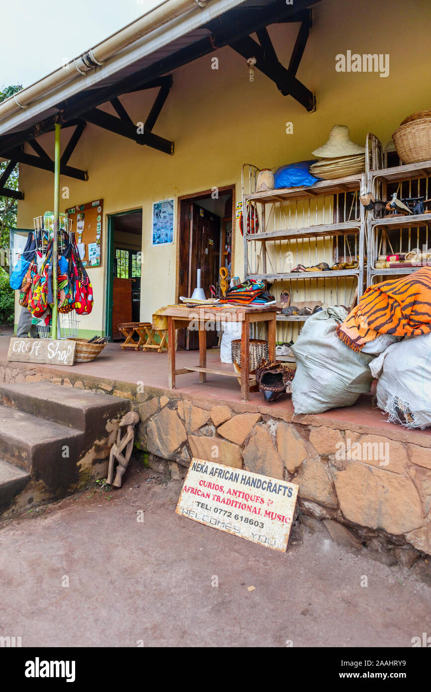 Typische Handwerk und Souvenirshop mit Souvenirs am Eingang zum Murchison Falls National Park im Nordwesten von Uganda Stockfoto