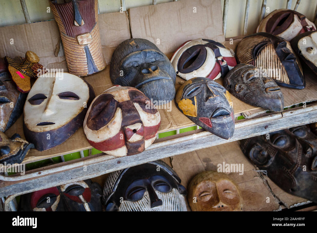 Traditionelle afrikanische geschnitzte Masken an einer Fertigkeit und Souvenir Shop am Eingang zum Murchison Falls National Park angezeigt, Northwest Uganda Stockfoto
