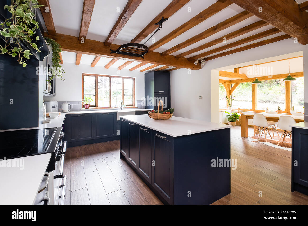 Stilvolle blau moderne Wohnküche mit Eichenbalken Stockfoto