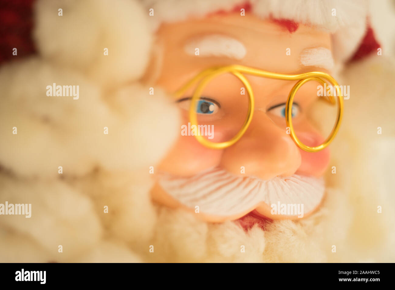 Weihnachtsmann Gesicht mit Brille und Red Hat Nahaufnahme. Neues Jahr gift card. Stockfoto
