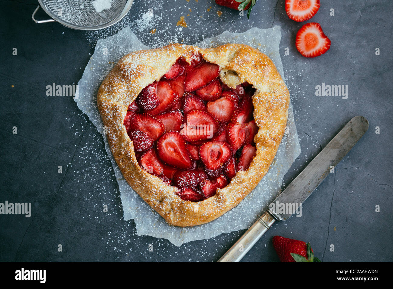 Hausgemachte herzförmige Erdbeere Galette für Valentines Tag. Ansicht von oben Stockfoto
