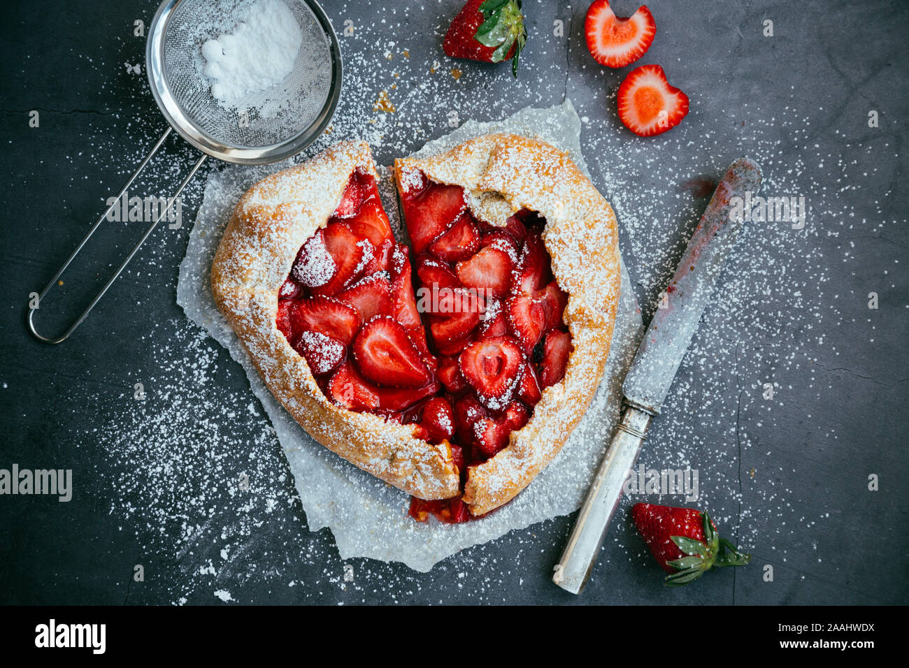 Hausgemachte herzförmige Erdbeere Galette für Valentines Tag. Ansicht von oben Stockfoto