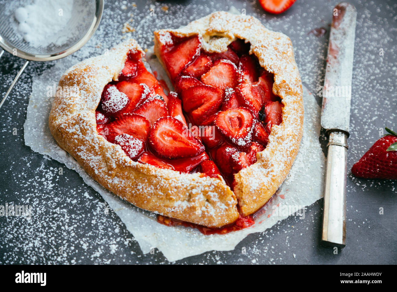 Hausgemachte herzförmige Erdbeere Galette für Valentines Tag Stockfoto