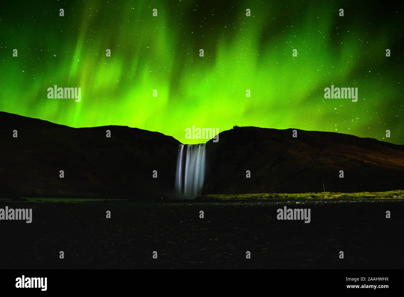 Die Aurora Borealis (Nordlicht) Skógafoss Wasserfälle (Island) Stockfoto