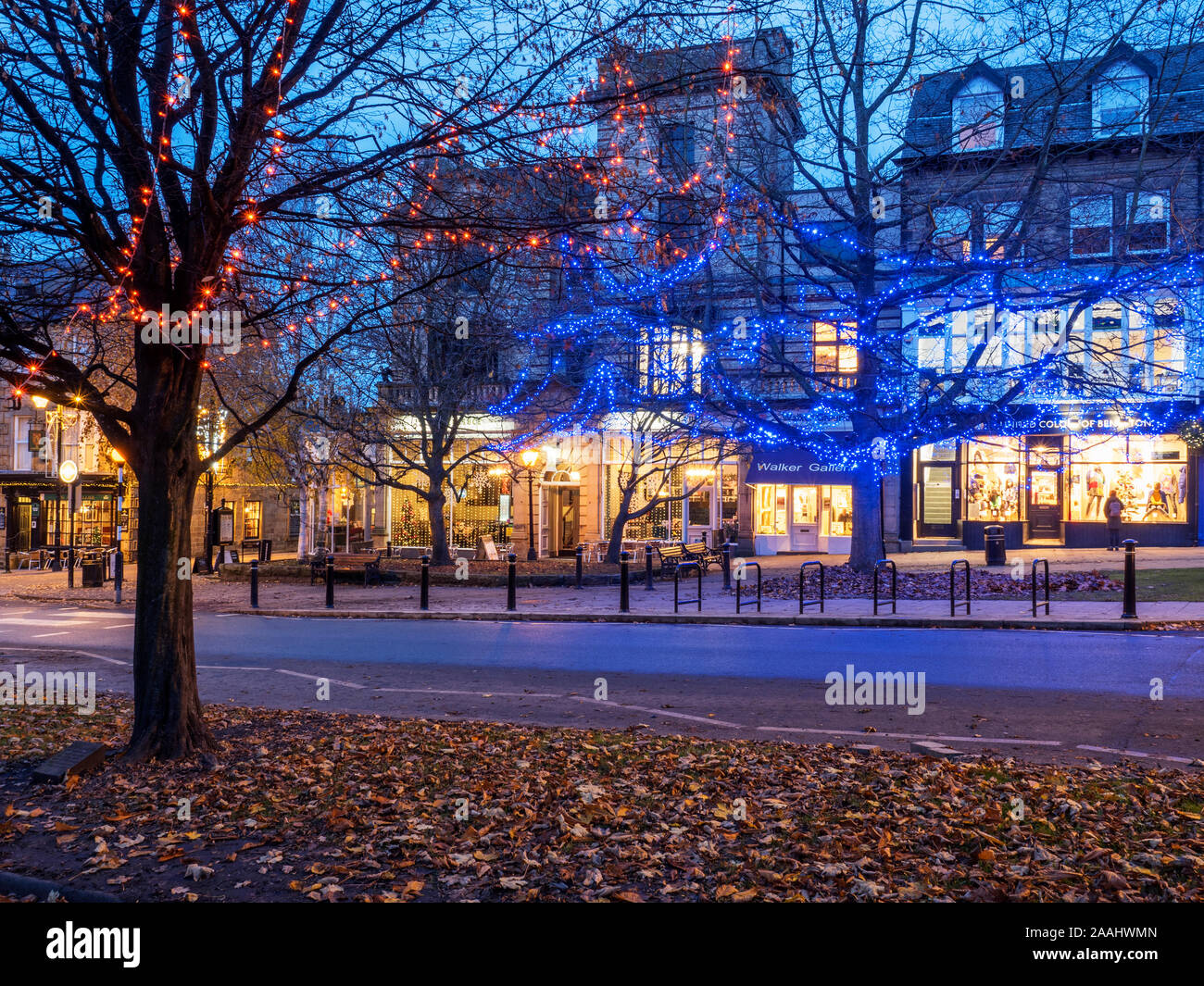 Die Montpellier Viertel in der Dämmerung an Weihnachten Harrogate, North Yorkshire England Stockfoto
