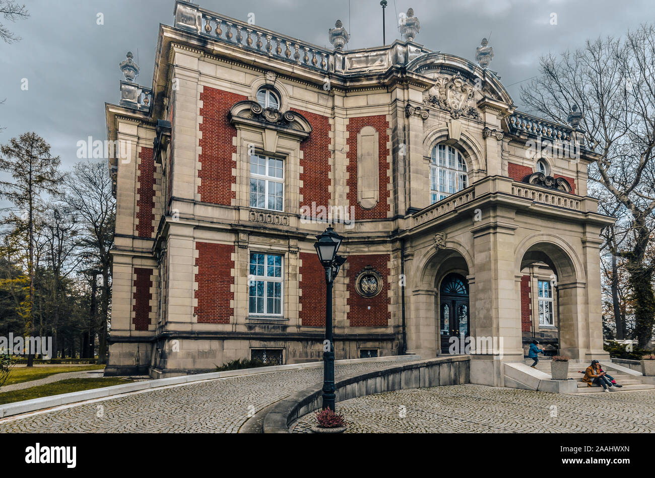 Świerklaniec, Schlesien, Polen; 16. November 2019: Palast der Kavalier in Louis XIII-Stil auf einem bewölkten Herbst Tag gebaut Stockfoto
