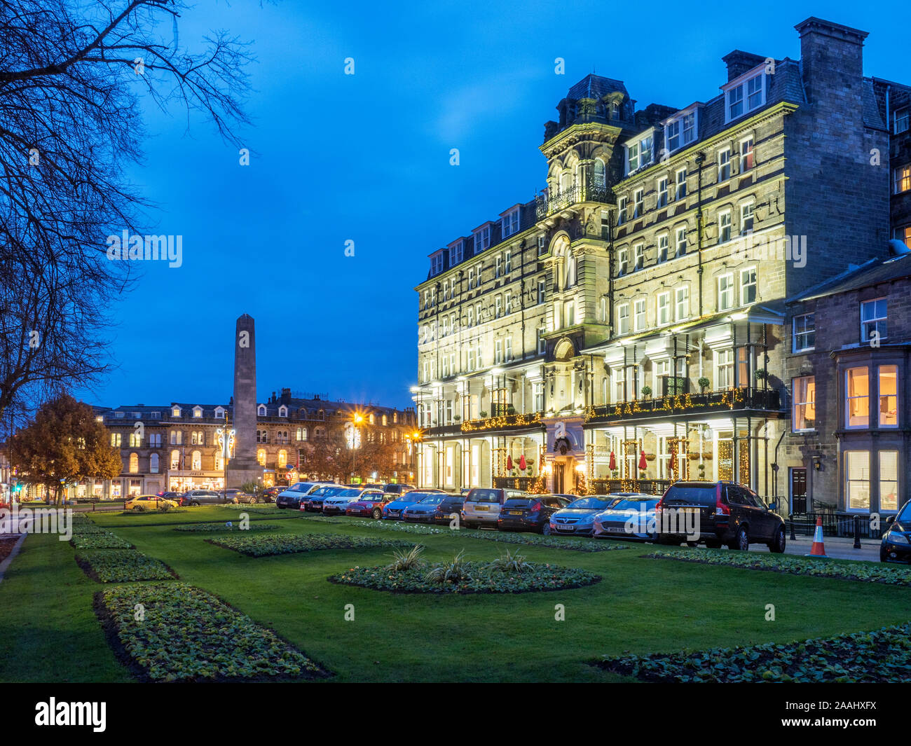 Die Yorkshire Hotel mit Flutlicht in der Dämmerung am Prospect Place in Harrogate, North Yorkshire England Stockfoto