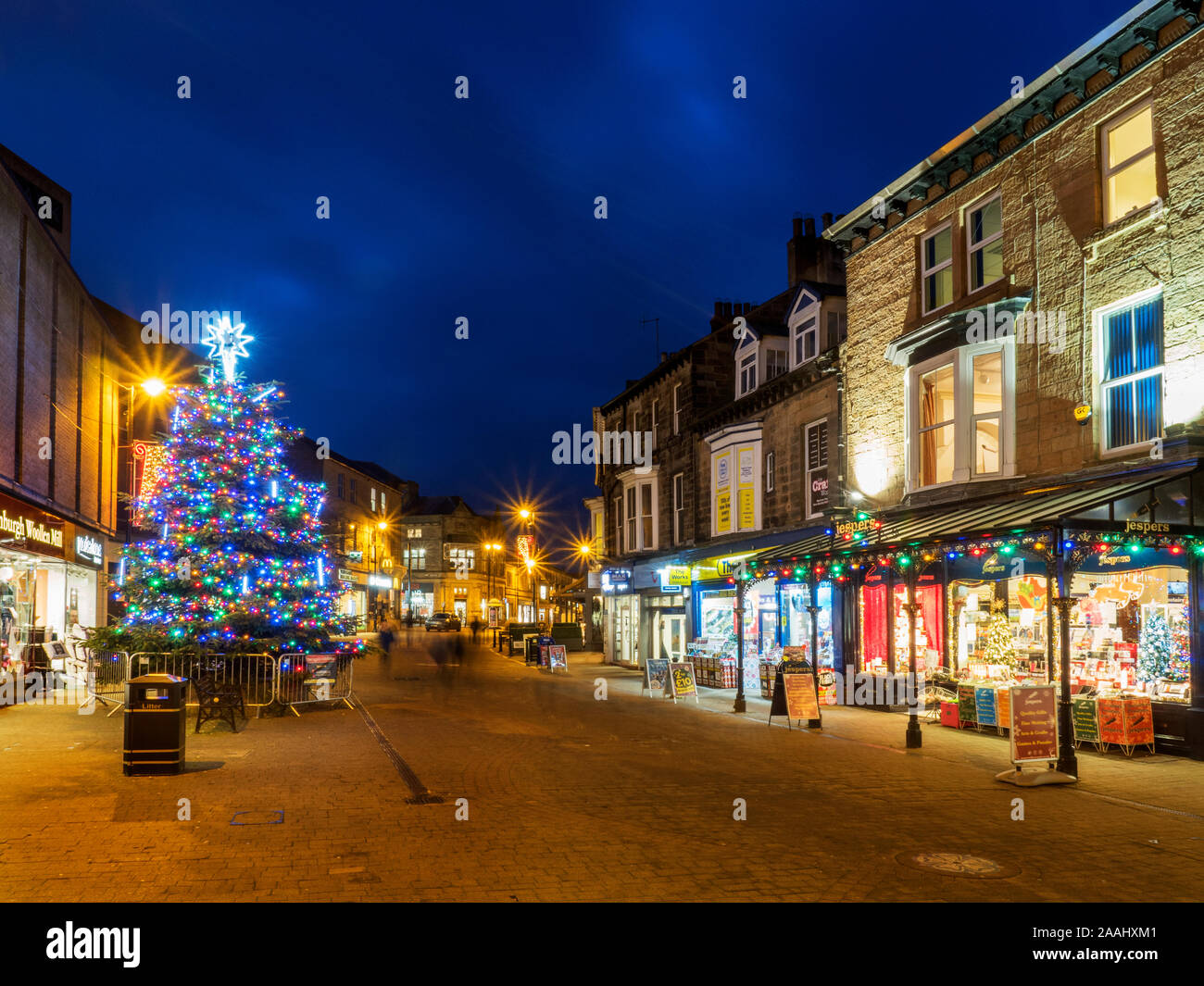 Weihnachtsbaum und Weihnachtsbeleuchtung auf der Oxford Street in Harrogate, North Yorkshire England Stockfoto