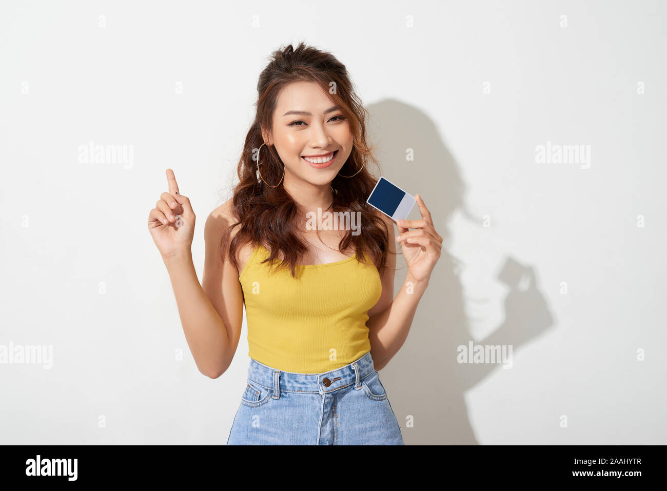 Foto junge lächelnde asiatische Frau mit Karte Stockfoto